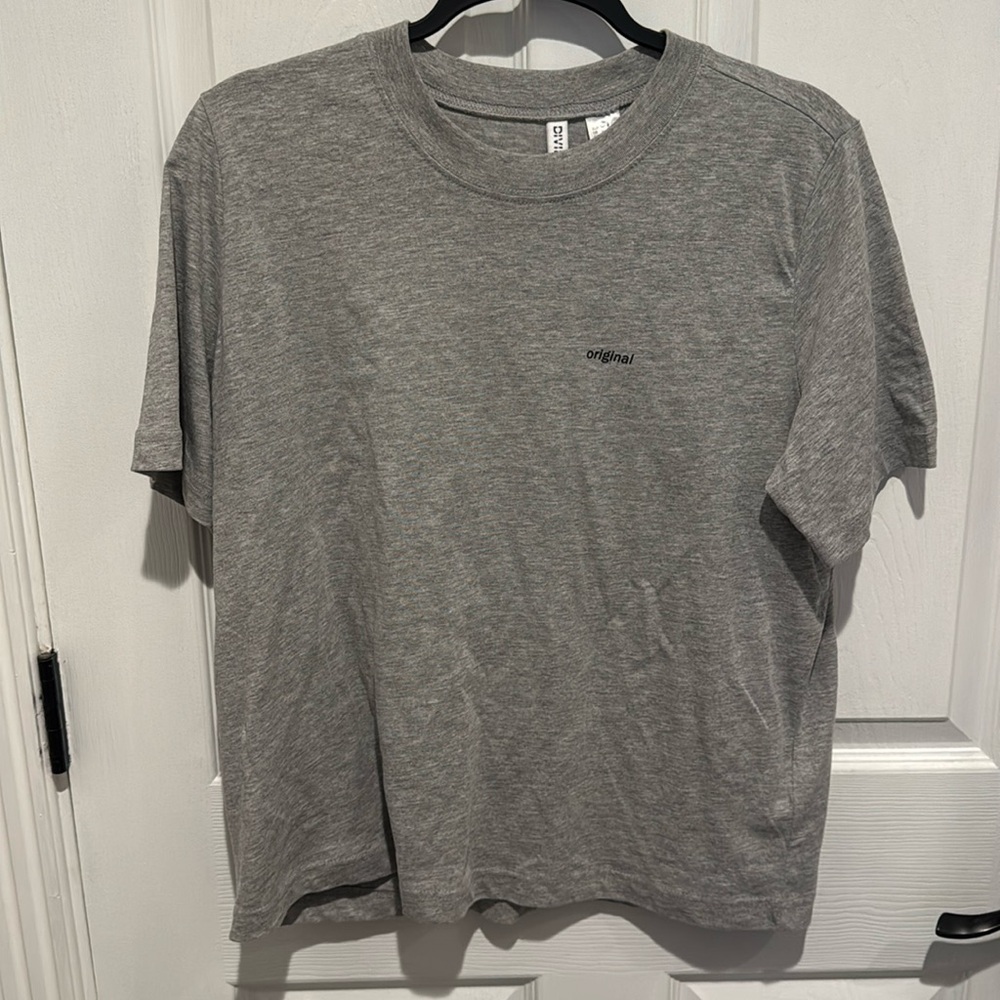 Women’s grey tshirt medium